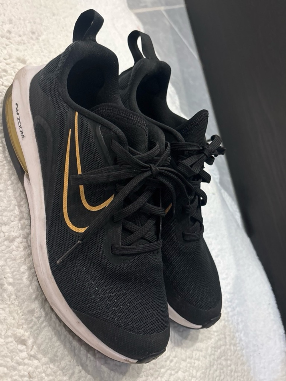 Nike Air Zoom Arcadia 2 Black Metallic Gold Sneakers 4.5Y. / 6.5